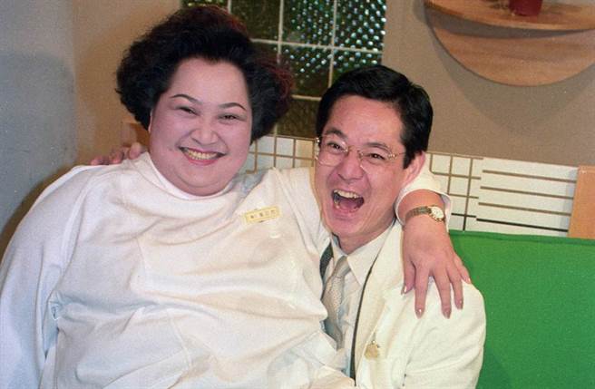 罕曬愛妻！巴戈結縭40年見妻仍心動「我老婆真的好美」　妻子背景曝光「兩人是同班同學」：好深的緣分