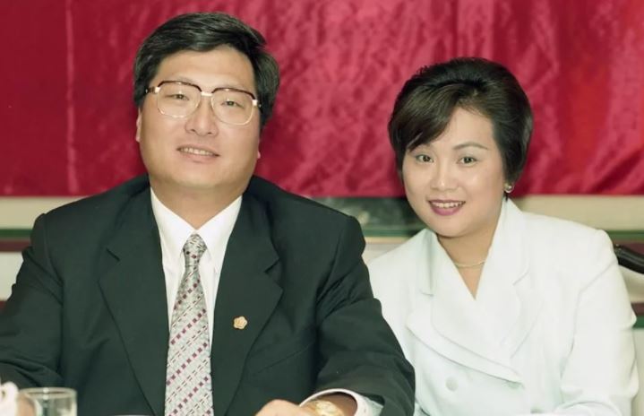 以為能白頭偕老！偶像始祖嫁百億總裁「月領萬元薪水」被逼逃亡異國　癡等夫14年終悟「大難臨頭各自飛」