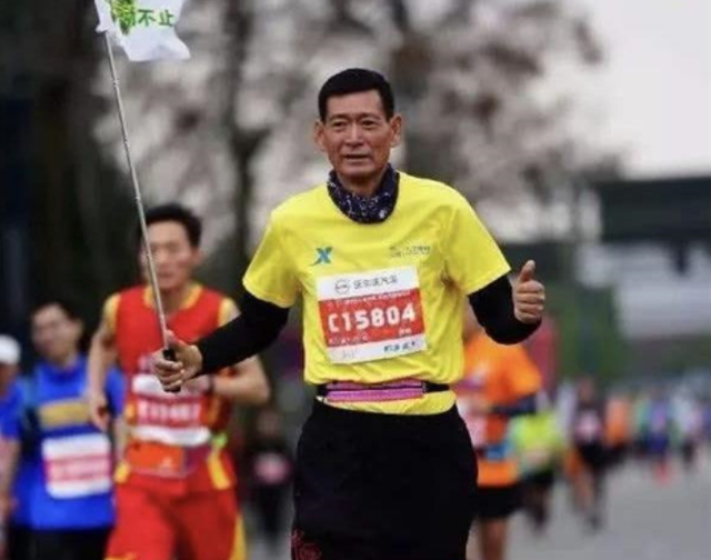 病魔來敲門！他被醫生預判「生命剩3個月」　走出病房「4年跑完66場馬拉松」網淚奔：真勇士