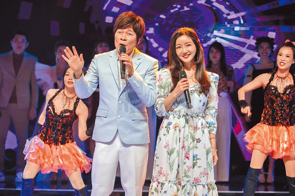 唱歌訴情意！洪榮宏「凍齡夫妻首同框」嬌妻被讚：小鄧麗君　「甜蜜合唱如天籟」餘生只認定她