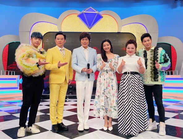 唱歌訴情意！洪榮宏「凍齡夫妻首同框」嬌妻被讚：小鄧麗君　「甜蜜合唱如天籟」餘生只認定她