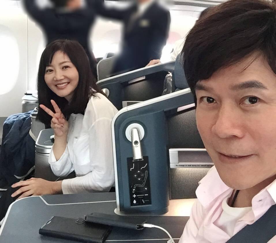 唱歌訴情意！洪榮宏「凍齡夫妻首同框」嬌妻被讚：小鄧麗君　「甜蜜合唱如天籟」餘生只認定她
