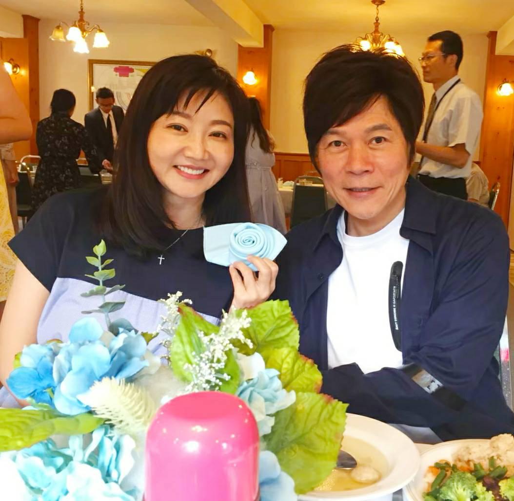 唱歌訴情意！洪榮宏「凍齡夫妻首同框」嬌妻被讚：小鄧麗君　「甜蜜合唱如天籟」餘生只認定她