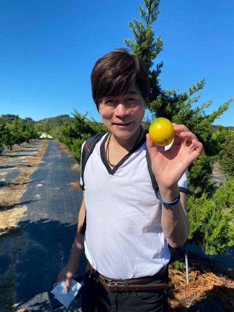 唱歌訴情意！洪榮宏「凍齡夫妻首同框」嬌妻被讚：小鄧麗君　「甜蜜合唱如天籟」餘生只認定她