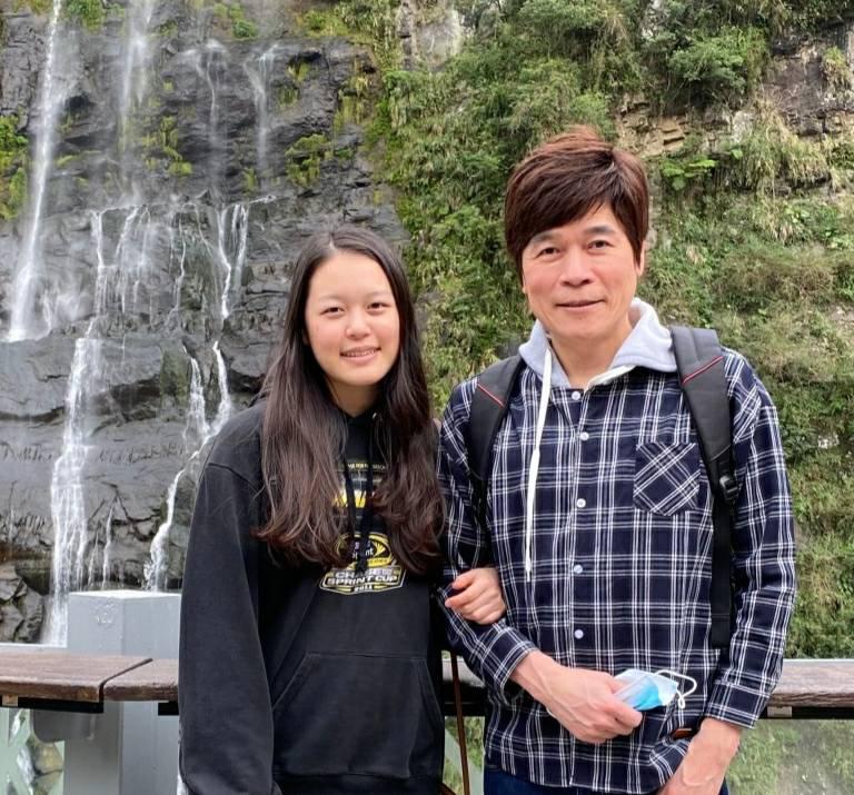 唱歌訴情意！洪榮宏「凍齡夫妻首同框」嬌妻被讚：小鄧麗君　「甜蜜合唱如天籟」餘生只認定她