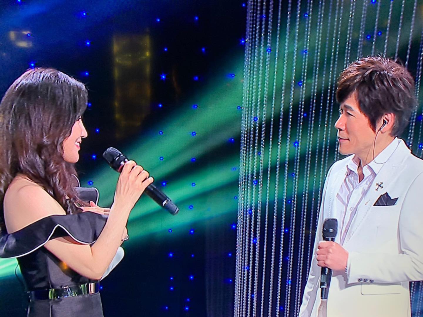 唱歌訴情意！洪榮宏「凍齡夫妻首同框」嬌妻被讚：小鄧麗君　「甜蜜合唱如天籟」餘生只認定她