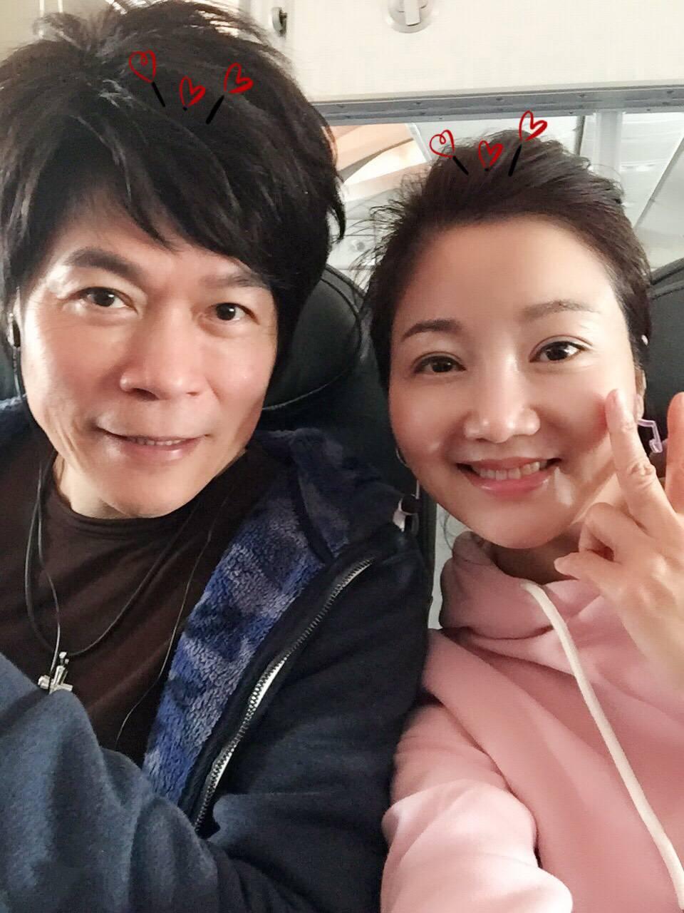 唱歌訴情意！洪榮宏「凍齡夫妻首同框」嬌妻被讚：小鄧麗君　「甜蜜合唱如天籟」餘生只認定她
