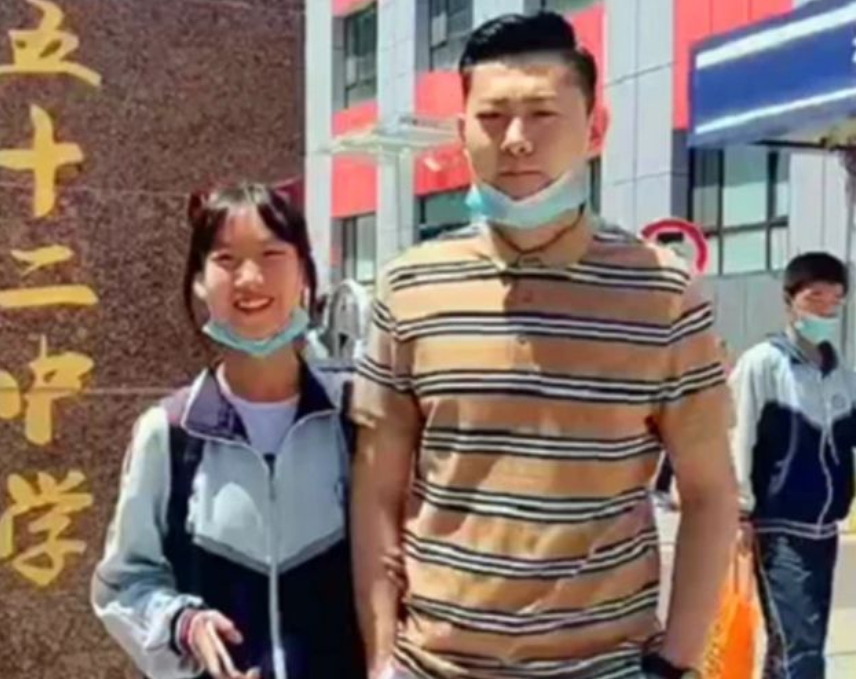 請家長來！「帥哥接女學生放學」被老師抓包：早發現不對勁　男生尷尬「自證清白」：誤會夠大