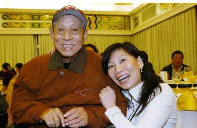 「爸爸嘆一口氣就走了」！郎祖筠長照失智父7年「卻來不及見最後一面」　恨不得「揭開爸爸往生布」把父思念刺腳上