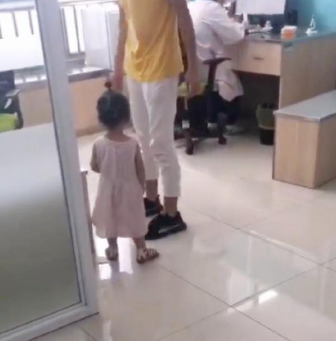 一看就不好惹！3歲小女孩打針後「越想越氣」　氣沖沖找醫生「算賬」爸爸萌翻：拉都拉不住