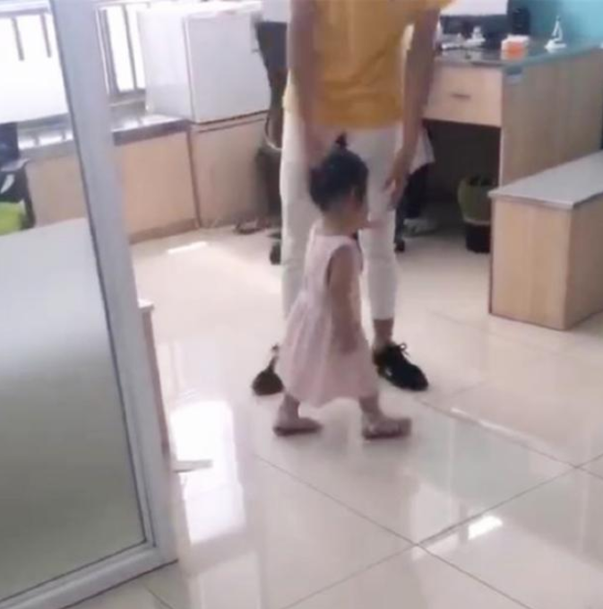 一看就不好惹！3歲小女孩打針後「越想越氣」　氣沖沖找醫生「算賬」爸爸萌翻：拉都拉不住