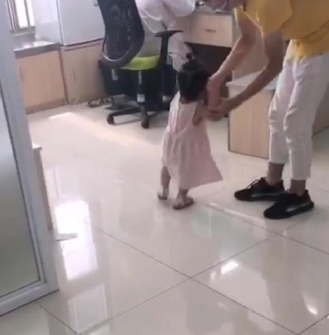一看就不好惹！3歲小女孩打針後「越想越氣」　氣沖沖找醫生「算賬」爸爸萌翻：拉都拉不住