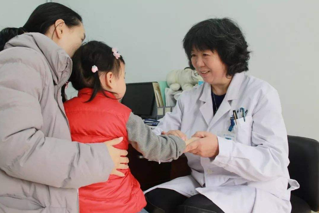 一看就不好惹！3歲小女孩打針後「越想越氣」　氣沖沖找醫生「算賬」爸爸萌翻：拉都拉不住