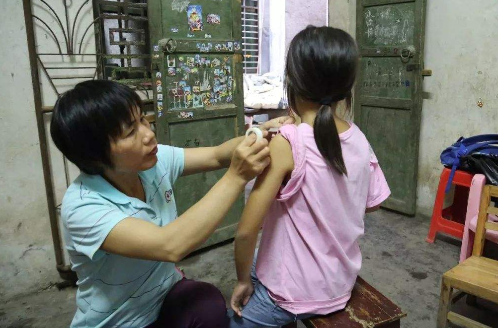 一看就不好惹！3歲小女孩打針後「越想越氣」　氣沖沖找醫生「算賬」爸爸萌翻：拉都拉不住
