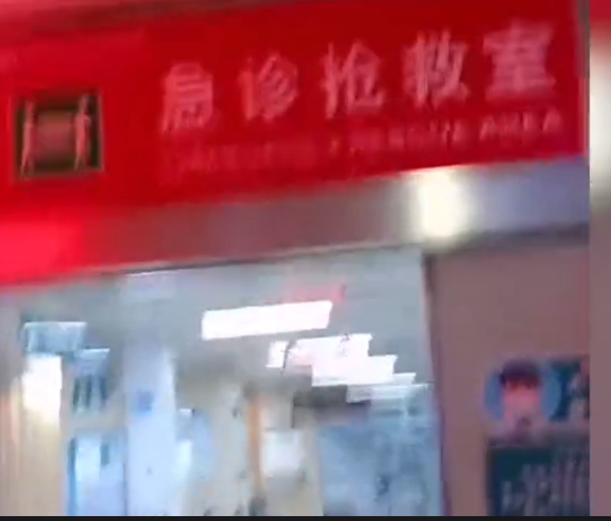 女兒凌晨高燒抽搐！爸爸「光腿赤腳抱孩子」衝進醫院就診　「超狼狽畫面」讓全網淚目：父愛如山