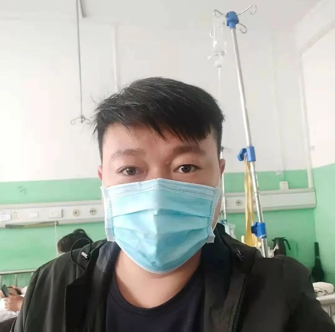 女兒凌晨高燒抽搐！爸爸「光腿赤腳抱孩子」衝進醫院就診　「超狼狽畫面」讓全網淚目：父愛如山