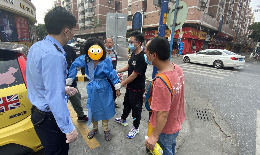 剛送完外賣！路遇流浪漢「在街邊休息」感覺莫名眼熟　靠近「仔細觀察」後立即報警求助