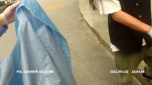 剛送完外賣！路遇流浪漢「在街邊休息」感覺莫名眼熟　靠近「仔細觀察」後立即報警求助