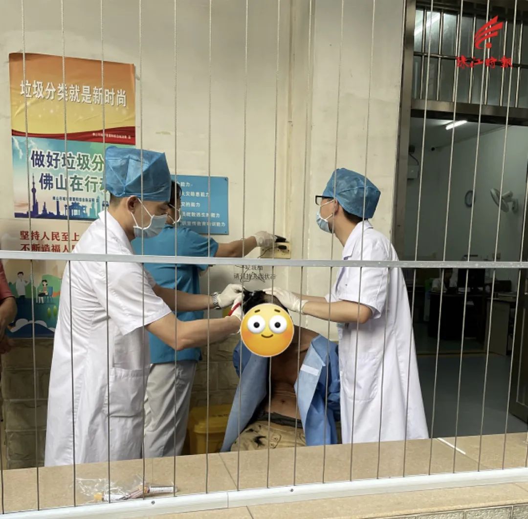 剛送完外賣！路遇流浪漢「在街邊休息」感覺莫名眼熟　靠近「仔細觀察」後立即報警求助