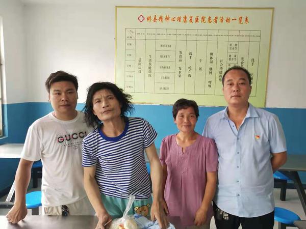 剛送完外賣！路遇流浪漢「在街邊休息」感覺莫名眼熟　靠近「仔細觀察」後立即報警求助
