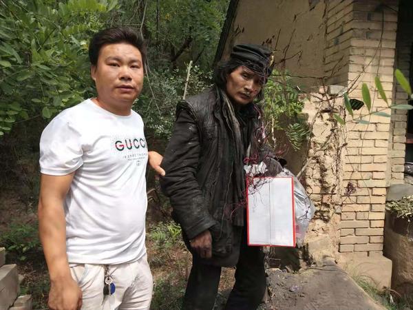 剛送完外賣！路遇流浪漢「在街邊休息」感覺莫名眼熟　靠近「仔細觀察」後立即報警求助