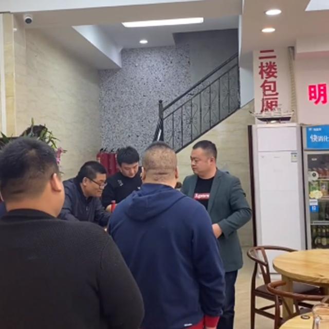 欺負外地遊客？飯店吃海鮮「結賬時費用」卻被翻了一倍　男遊客「一舉動反擊」老闆秒認慫退款