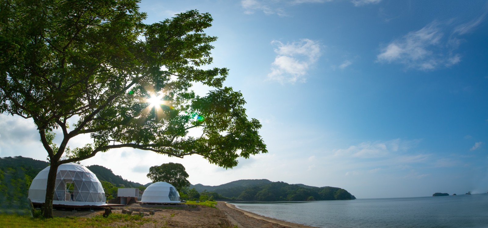 緊鄰湛藍海岸線！超夢幻「海洋泡泡帳篷」聽海浪聲入眠　格狀透明窗「夜晚看璀璨星空」太幸福❤️