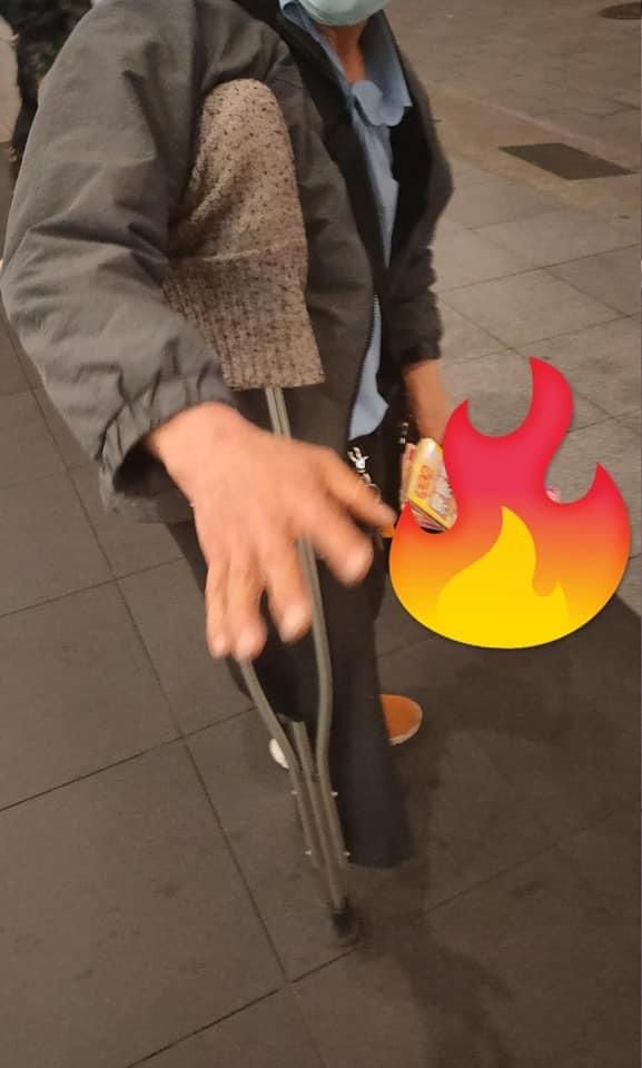 好心幫做業績！拐杖伯「賣刮刮樂藏手法陷阱」拿錢秒翻臉　「貪心到不怕警察」網心寒：難怪社會冷漠