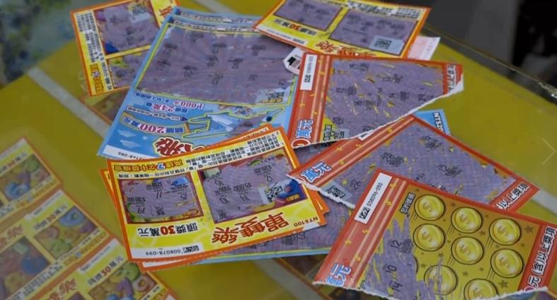 好心幫做業績！拐杖伯「賣刮刮樂藏手法陷阱」拿錢秒翻臉　「貪心到不怕警察」網心寒：難怪社會冷漠