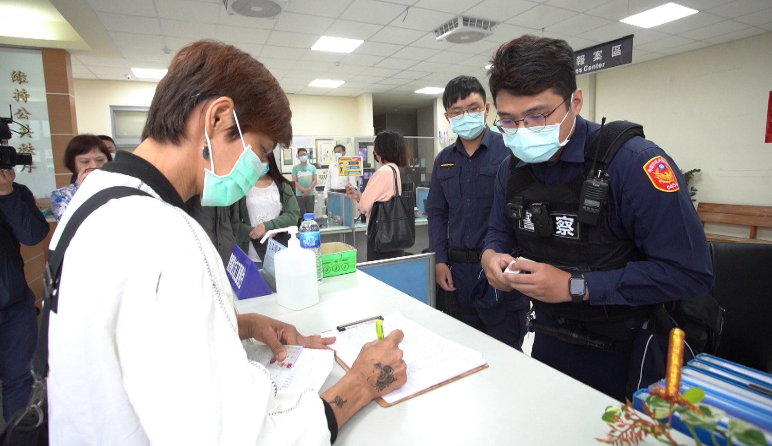 好心幫做業績！拐杖伯「賣刮刮樂藏手法陷阱」拿錢秒翻臉　「貪心到不怕警察」網心寒：難怪社會冷漠