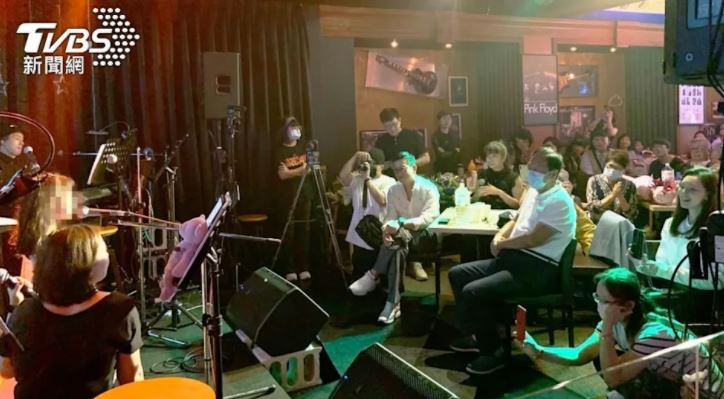 歌聲驚豔全場！郭台銘「6歲么女全英文演唱」爸媽拿手機狂錄　曾馨瑩欣慰喊「媽媽為妳驕傲」被讚：有大將之風