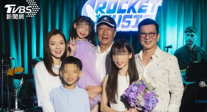 歌聲驚豔全場！郭台銘「6歲么女全英文演唱」爸媽拿手機狂錄　曾馨瑩欣慰喊「媽媽為妳驕傲」被讚：有大將之風
