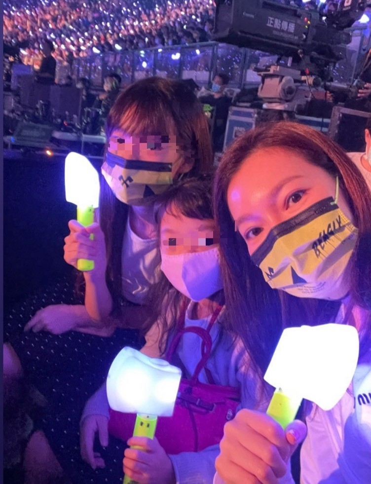 歌聲驚豔全場！郭台銘「6歲么女全英文演唱」爸媽拿手機狂錄　曾馨瑩欣慰喊「媽媽為妳驕傲」被讚：有大將之風