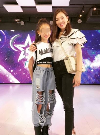 歌聲驚豔全場！郭台銘「6歲么女全英文演唱」爸媽拿手機狂錄　曾馨瑩欣慰喊「媽媽為妳驕傲」被讚：有大將之風