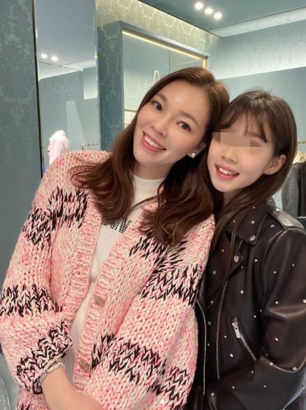 歌聲驚豔全場！郭台銘「6歲么女全英文演唱」爸媽拿手機狂錄　曾馨瑩欣慰喊「媽媽為妳驕傲」被讚：有大將之風
