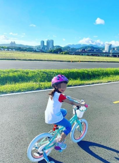 歌聲驚豔全場！郭台銘「6歲么女全英文演唱」爸媽拿手機狂錄　曾馨瑩欣慰喊「媽媽為妳驕傲」被讚：有大將之風