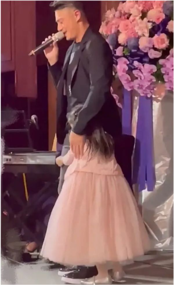 林心如女兒近照曝光！4歲小海豚「暴風抽高」至霍建華腰部　穿公主裙「抱爸爸大腿」撒嬌超有愛