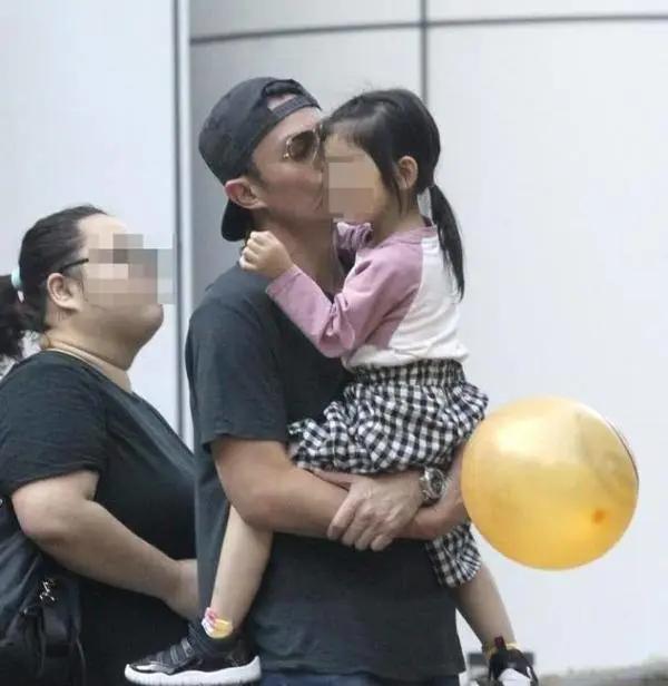 林心如女兒近照曝光！4歲小海豚「暴風抽高」至霍建華腰部　穿公主裙「抱爸爸大腿」撒嬌超有愛