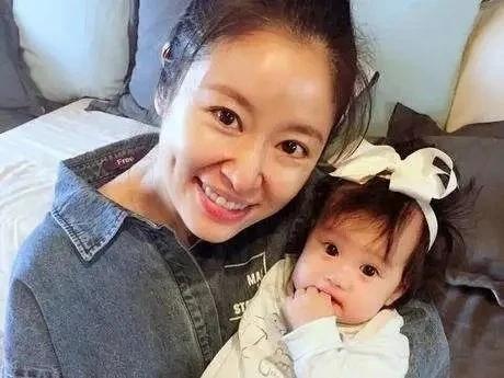 林心如女兒近照曝光！4歲小海豚「暴風抽高」至霍建華腰部　穿公主裙「抱爸爸大腿」撒嬌超有愛