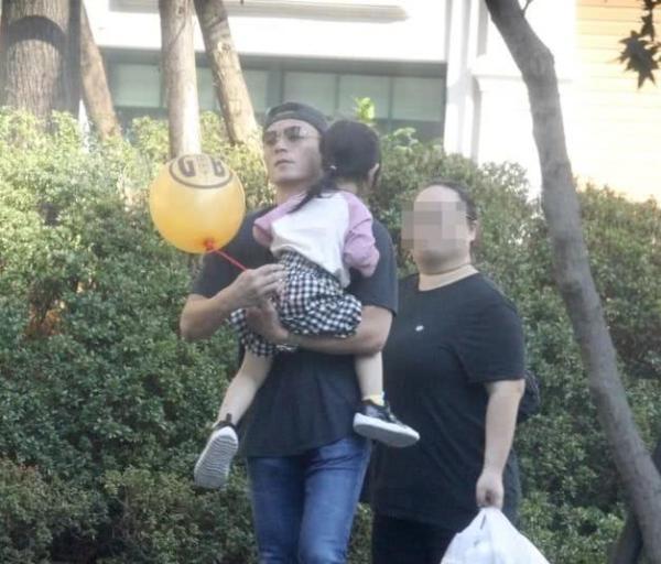林心如女兒近照曝光！4歲小海豚「暴風抽高」至霍建華腰部　穿公主裙「抱爸爸大腿」撒嬌超有愛