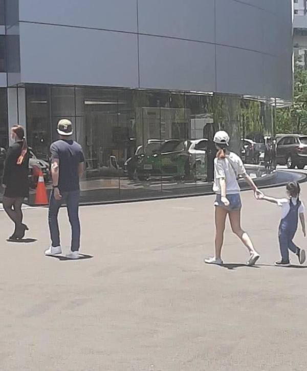 林心如女兒近照曝光！4歲小海豚「暴風抽高」至霍建華腰部　穿公主裙「抱爸爸大腿」撒嬌超有愛