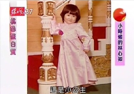 林心如女兒近照曝光！4歲小海豚「暴風抽高」至霍建華腰部　穿公主裙「抱爸爸大腿」撒嬌超有愛