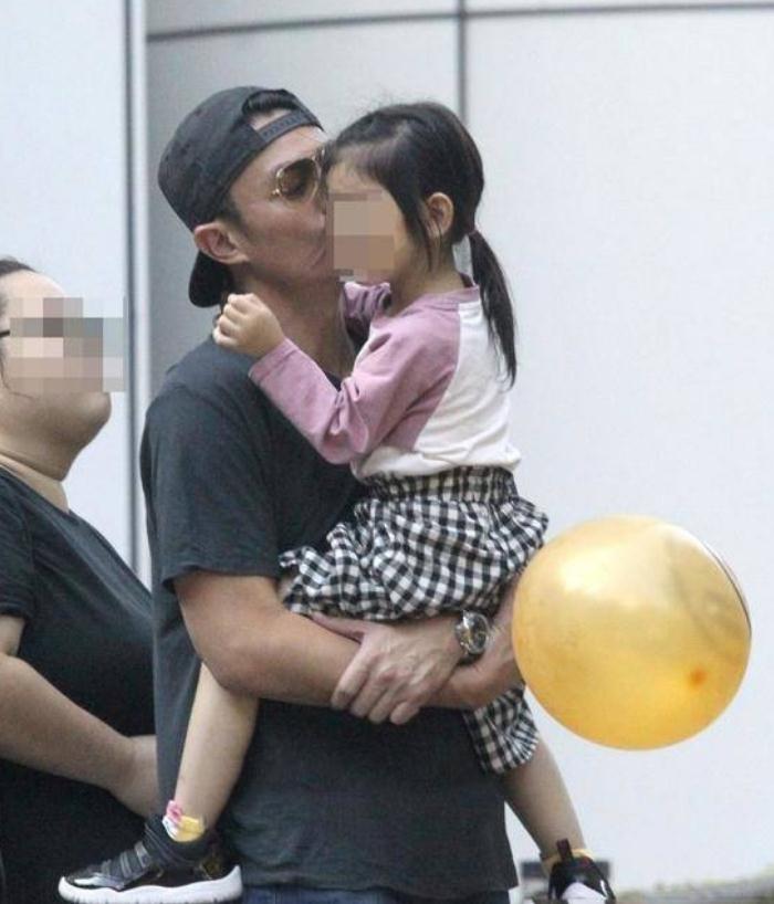 林心如女兒近照曝光！4歲小海豚「暴風抽高」至霍建華腰部　穿公主裙「抱爸爸大腿」撒嬌超有愛