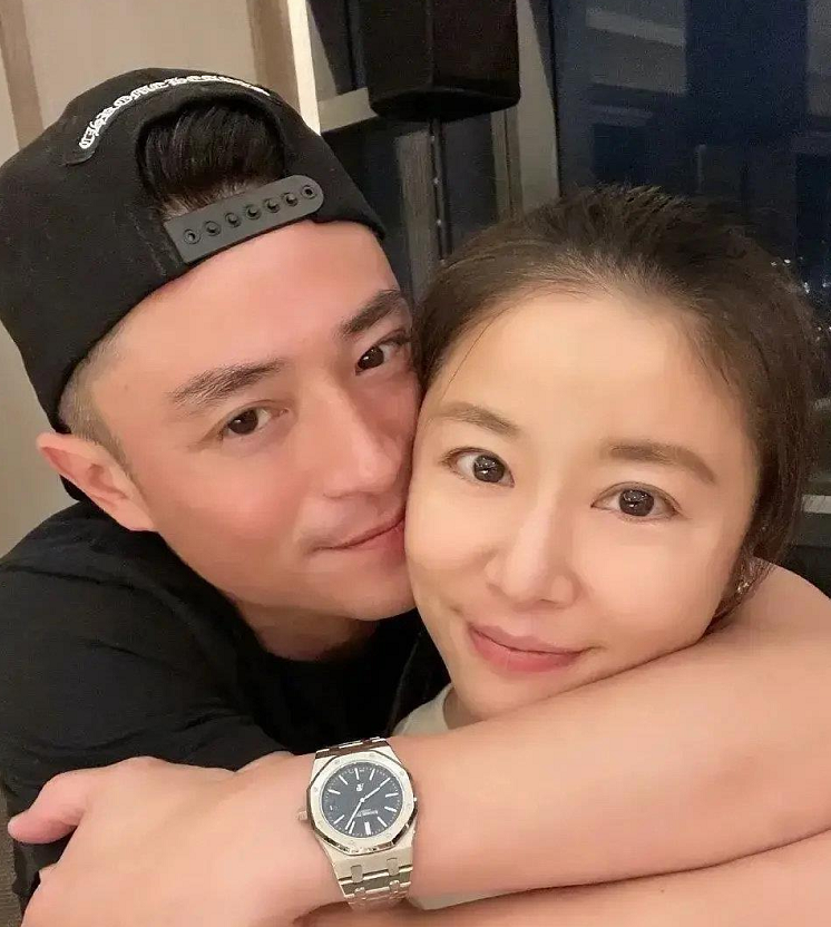 林心如女兒近照曝光！4歲小海豚「暴風抽高」至霍建華腰部　穿公主裙「抱爸爸大腿」撒嬌超有愛