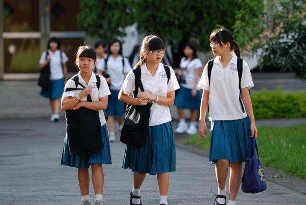 對校服下手！熊孩子爆改「土味校服」氣炸教導主任　土學生秒變「時尚達人」網跪服：個個是高手