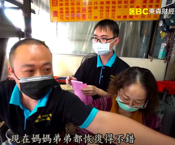 百年老店出孝子！老母病危「2兒搶捐肝相救」術後牽手暖語催淚　全家同心「無悔停業半年相伴」：一個都不能少
