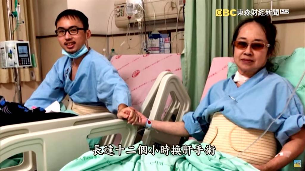百年老店出孝子！老母病危「2兒搶捐肝相救」術後牽手暖語催淚　全家同心「無悔停業半年相伴」：一個都不能少