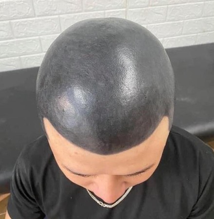 怕被老婆唸！人夫剃完光頭「把頭皮紋成全黑」想裝沒事　一看正面「老婆發現笑出來」全網笑歪