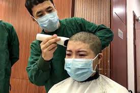 怕被老婆唸！人夫剃完光頭「把頭皮紋成全黑」想裝沒事　一看正面「老婆發現笑出來」全網笑歪