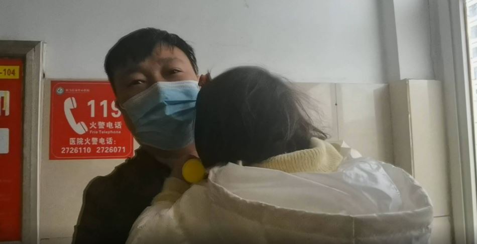 女兒半夜發燒！爸爸心急如焚「馬上抱她直奔急診室」　「當鏡頭往下一看」網友忍不住眼眶紅了：真摯的父愛